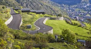 https://www.diariandorra.ad/noticies/reportatges/2018/02/04/turisme_ciclista_126362_1134.html La collada de la Gallina, el coll de la Rabassa, els Cortals d’Encamp o el port d’Envalira són només alguns dels 21 ports ciclistes amb què compta Andorra per practicar l’esport de les dues rodes. És habitual, especialment a la primavera i l’estiu, veure ciclistes recorrent les carreteres del Principat per intentar emular els seus ídols o, simplement, passar una bona estona damunt de la bicicleta. El cicloturisme va a l’alça els últims anys, beneficiat en gran part per la disputa de curses com la Vuelta a Espanya o el Tour de França, la presència de ciclistes professionals al país o les marxes cicloturistes que s’organitzen amb l’al·licient de pujar els mateixos ports que els professionals. De fet, des d’Andorra Turisme s’ha apostat per potenciar-ho i, per exemple, des del maig l’empresa pública amb l’ajuda dels comuns va invertir 12.000 euros a col·locar nous panells informatius als ports de muntanya per senyalitzar les 21 rutes. “És una acció més per potenciar el cicloturisme”, va afirmar el ministre de Turisme, Francesc Camp. També l’any passat, en aquest cas a l’agost, Andorra Turisme va convidar al país professionals d’agències de viatges, operadors turístics i premsa especialitzada d’estats amb una important tradició de bicicleta com ara Suècia, Bèlgica, Holanda, el Regne Unit, Alemanya i Àustria, per potenciar el cicloturisme. Andorra, fixa a les grans curses El Principat s’ha convertit en un indret quasi imprescindible per a dues de les grans proves ciclistes del món, el Tour de França i, sobretot, la Vuelta a Espanya. La cursa espanyola ja va venir l’any passat amb una arribada i una sortida d’etapa. Només al país veí, gairebé 1,3 milions de persones van seguir l’etapa per televisió i s’hi han d’afegir els espectadors dels 190 països que emeten la cursa arreu del món. Aquest any la prova tornarà amb dues etapes, una amb meta a Naturlandia i l’endemà amb la disputa d’una jornada íntegra en territori andorrà amb final al santuari de Canòlich, al coll de la Gallina, el penúltim dia de cursa. Una jornada que es preveu espectacular i que podria acostar-se als 4,3 milions de teleespectadors que va tenir l’etapa íntegra que va fer-se al Principat el 2015. La d’enguany serà la divuitena presència de la Vuelta al país, en una cursa que mou 1.400 periodistes de 320 mitjans, a més de 2.400 de difusió televisiva a gairebé 200 països, segons dades del 2016, fet que explica l’aposta del Govern per dur una prova com aquesta, ja que com va remarcar el ministre de Turisme, “tenim la línia d’apostar per competicions que portin un retorn al país”. Per Pepe Cuevas, responsable d’Occisport, empresa organitzadora de La Purito Andorra, “com que s’aposta pel ciclisme des de dalt això ho impregna tot”. Opinió similar a la de Gerard Riart, president de la Federació Andorrana de Ciclisme i organitzador de la Volta als Ports, que creu que “l’aposta d’Andorra Turisme i el Govern s’ha notat molt, ja no només en les proves que fem, sinó en gent que ve a passar un cap de setmana i fer cicloturisme”. A més de les grans competicions, l’altra pota que ajuda a incrementar la presència de turistes relacionats amb les dues rodes és el gran nombre de professionals residents al país. Avui en dia, la Federació Andorrana ha expedit 35 llicències professionals per a aquesta temporada. Entre els ciclistes, n’hi ha de primera fila, com l’espanyol de l’equip Sky David de la Cruz, els bessons Adam i Simon Yates, bona part dels integrants de l’equip Mitchelton-Scott (anteriorment Oricca) o el portuguès Rui Costa, de l’esquadra Movistar. Per Gerard Riart, “estem encantats que siguin aquí perquè és un al·licient per als amateurs intentar fer els recorreguts que fan ells”. Majoria forana a les marxes Dues de les proves que permeten als aficionats poder fer rutes similars a les dels professionals a les etapes són La Purito Andorra i la Multisegur Volta als Ports. En el cas de la marxa cicloturista creada per l’ex-ciclista resident Joaquim Purito Rodríguez, l’any passat es va disputar la tercera edició amb un total de 2.200 participants, dels quals només 220 eren andorrans. Una gran majoria dels participants venien d’Espanya i la resta d’altres països, amb inscrits d’indrets tan diversos com Etiòpia, el Brasil o Colòmbia. “Cada any tenim més gent de fora”, reflexiona Pepe Cuevas, de l’organització, i és que la presència de participants internacionals (sense comptar Espa­nya) va créixer un 72% respecte a l’edició disputada el 2016. Un cas similar al de la Multisegur Volta als Ports, que l’any passat va celebrar el quarantè aniversari. Dels 1.200 corredors, uns 850 venien de fora del país, amb un total de 17 nacionalitats presents a la cursa. Tant en aquesta prova com a La Purito, totes dues organitzacions disposen d’hotels oficials que fan paquets amb allotjament i la inscripció de la cursa. La Purito, a més, fins i tot compta amb una agència de viatges oficial per gestionar les visites dels participants internacionals a la marxa cicloturista. La BTT, en ascens Però no tan sols de la carretera viu la bicicleta. En els últims anys també s’ha incrementat la presència de turistes dedicats a la bicicleta de muntanya o BTT a les diferents instal·lacions que hi ha al Principat. Els dos principals dominis esquiables del país, Grandvalira i Vallnord, disposen dels seus circuits. El principal és el bike park de la Massana, a Pal Arinsal, que acull des de fa uns anys la Copa del Món de BTT i també el Mundial Masters (reservat a majors de trenta anys). La cita de la Copa del Món de l’any passat va acollir més de 700 competidors de quaranta països diferents més els corresponents acompanyants. A més, va ser retransmesa en directe per 139 canals de televisió de tot el món el amb una audiència estimada de 42 milions d’espectadors. I més enllà del consum exterior, el transcurs d’aquestes proves a la Massana va ser seguit en directe per aproximadament 60.000 persones. Enguany la cita no passarà de llarg d’Andorra i entre el 13 i el 15 de juliol es farà la Copa del Món de casa. A més, tot seguit, del 19 al 24 de juliol també repetirà el Mundial Masters. I la cita de la Copa del Món té la presència garantida a Vallnord també per a les temporades 2019 i 2020. El bike park de Vallnord compta amb una quarantena de quilòmetres de recorregut, amb dinou circuits de descens, dos d’enduro i tres de cross country. Durant l’any 2017 la instal·lació va rebre un total de 120.000 visitants, quan l’any 2015 el nombre havia estat d’aproximadament 100.000 persones. Una xifra que va incrementant-se en els últims quatre anys arran de la millora dels circuits i de les millores que s’han fet a les diferents pistes, tal com admeten des de Vallnord. Col·laboració dels hotels Els hotels són col·laboradors necessaris i imprescindibles per ajudar a fer que el turisme relacionat amb el món de la bicicleta creixi i, per això, Andorra Turisme els atorga el pictograma de ciclisme, un distintiu per als establiments amb característiques especials pel que fa al món de les dues rodes. L’any 2016 n’hi havia 34 a tot el país, amb Sant Julià de Lòria sense cap establiment d’aquestes característiques i amb la Massana, amb 13, com a parròquia amb més hotels amb el distintiu. Entre els trets necessaris per aconseguir-lo hi ha disposar d’un espai tancat per guardar les bicicletes amb sistemes de seguretat, tenir una zona de neteja o disposar de bombes d’aire. https://www.diariandorra.ad/noticies/reportatges/2018/02/04/turisme_ciclista_126362_1134.html