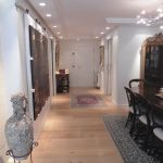 Piso de lujo en el Vilars. Elegante y amplio piso en venta en la parroquia de Escaldes-Engordany, en Els Vilars Andorra La Clau Group Immobiliaria. Una de las áreas de más prestigio de andorra y de las más cotizadas. Situado en pleno centro del Principado, con todos los servicios y comercios a su alcance, sin necesidad de utilizar su propio vehículo para desplazarse por el centro de Andorra la Vella. https://www.andorralaclaugroup.com/ Magnífico piso de 312 m2 en una sola planta, con una fantástica terraza con zona chill-out, de 60 m2, con vistas inmejorables sobre Escaldes Andorra y un práctico jacuzzi donde poder relajarse observando el entorno que le rodea. Parte de la terraza tiene la posibilidad de interiorizarse, convertirse en una agradable veranda, en los meses de invierno. https://www.andorralaclaugroup.com/ Su distribución interior está creada para disfrutar de toda la superfície en un ambiente único; distribuido en un amplio salón comedor con chimenea con funcionamiento a pellet y cristales tipo climalit aislantes de sonido y temperatura; una amplia y majestuosa habitación máster suite con vestidor y terraza, baño completo con mármoles calefactados a medida y ducha de hidromasaje cromoterapia; una espaciosa habitación doble, convertida actualmente en sala de estar, y una tercera habitación destinada a despacho con terraza y vistas sensacionales. Un segundo baño completo de lujo y un aseo de cortesía completan este magnífico inmueble, así como, una espectacular cocina de diseño en color marfil con isla central, confeccionada en mármol color negro, ideal para los amantes de la cocina profesional. LA CLAU GROUP ANDORRA IMMOBILIARIA andorra@laclaugroup.com - https://www.andorralaclaugroup.com 00 376 726 746 - C/ Verge del Pilar, 8 Andorra la Vella (Andorra) AD-500