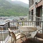 Piso de lujo en el Vilars. Elegante y amplio piso en venta en la parroquia de Escaldes-Engordany, en Els Vilars Andorra La Clau Group Immobiliaria. Una de las áreas de más prestigio de andorra y de las más cotizadas. Situado en pleno centro del Principado, con todos los servicios y comercios a su alcance, sin necesidad de utilizar su propio vehículo para desplazarse por el centro de Andorra la Vella. https://www.andorralaclaugroup.com/ Magnífico piso de 312 m2 en una sola planta, con una fantástica terraza con zona chill-out, de 60 m2, con vistas inmejorables sobre Escaldes Andorra y un práctico jacuzzi donde poder relajarse observando el entorno que le rodea. Parte de la terraza tiene la posibilidad de interiorizarse, convertirse en una agradable veranda, en los meses de invierno. https://www.andorralaclaugroup.com/ Su distribución interior está creada para disfrutar de toda la superfície en un ambiente único; distribuido en un amplio salón comedor con chimenea con funcionamiento a pellet y cristales tipo climalit aislantes de sonido y temperatura; una amplia y majestuosa habitación máster suite con vestidor y terraza, baño completo con mármoles calefactados a medida y ducha de hidromasaje cromoterapia; una espaciosa habitación doble, convertida actualmente en sala de estar, y una tercera habitación destinada a despacho con terraza y vistas sensacionales. Un segundo baño completo de lujo y un aseo de cortesía completan este magnífico inmueble, así como, una espectacular cocina de diseño en color marfil con isla central, confeccionada en mármol color negro, ideal para los amantes de la cocina profesional. LA CLAU GROUP ANDORRA IMMOBILIARIA andorra@laclaugroup.com - https://www.andorralaclaugroup.com 00 376 726 746 - C/ Verge del Pilar, 8 Andorra la Vella (Andorra) AD-500
