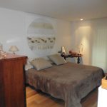 Piso de lujo en el Vilars. Elegante y amplio piso en venta en la parroquia de Escaldes-Engordany, en Els Vilars Andorra La Clau Group Immobiliaria. Una de las áreas de más prestigio de andorra y de las más cotizadas. Situado en pleno centro del Principado, con todos los servicios y comercios a su alcance, sin necesidad de utilizar su propio vehículo para desplazarse por el centro de Andorra la Vella. https://www.andorralaclaugroup.com/ Magnífico piso de 312 m2 en una sola planta, con una fantástica terraza con zona chill-out, de 60 m2, con vistas inmejorables sobre Escaldes Andorra y un práctico jacuzzi donde poder relajarse observando el entorno que le rodea. Parte de la terraza tiene la posibilidad de interiorizarse, convertirse en una agradable veranda, en los meses de invierno. https://www.andorralaclaugroup.com/ Su distribución interior está creada para disfrutar de toda la superfície en un ambiente único; distribuido en un amplio salón comedor con chimenea con funcionamiento a pellet y cristales tipo climalit aislantes de sonido y temperatura; una amplia y majestuosa habitación máster suite con vestidor y terraza, baño completo con mármoles calefactados a medida y ducha de hidromasaje cromoterapia; una espaciosa habitación doble, convertida actualmente en sala de estar, y una tercera habitación destinada a despacho con terraza y vistas sensacionales. Un segundo baño completo de lujo y un aseo de cortesía completan este magnífico inmueble, así como, una espectacular cocina de diseño en color marfil con isla central, confeccionada en mármol color negro, ideal para los amantes de la cocina profesional. LA CLAU GROUP ANDORRA IMMOBILIARIA andorra@laclaugroup.com - https://www.andorralaclaugroup.com 00 376 726 746 - C/ Verge del Pilar, 8 Andorra la Vella (Andorra) AD-500