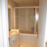 Piso de lujo en el Vilars. Elegante y amplio piso en venta en la parroquia de Escaldes-Engordany, en Els Vilars Andorra La Clau Group Immobiliaria. Una de las áreas de más prestigio de andorra y de las más cotizadas. Situado en pleno centro del Principado, con todos los servicios y comercios a su alcance, sin necesidad de utilizar su propio vehículo para desplazarse por el centro de Andorra la Vella. https://www.andorralaclaugroup.com/ Magnífico piso de 312 m2 en una sola planta, con una fantástica terraza con zona chill-out, de 60 m2, con vistas inmejorables sobre Escaldes Andorra y un práctico jacuzzi donde poder relajarse observando el entorno que le rodea. Parte de la terraza tiene la posibilidad de interiorizarse, convertirse en una agradable veranda, en los meses de invierno. https://www.andorralaclaugroup.com/ Su distribución interior está creada para disfrutar de toda la superfície en un ambiente único; distribuido en un amplio salón comedor con chimenea con funcionamiento a pellet y cristales tipo climalit aislantes de sonido y temperatura; una amplia y majestuosa habitación máster suite con vestidor y terraza, baño completo con mármoles calefactados a medida y ducha de hidromasaje cromoterapia; una espaciosa habitación doble, convertida actualmente en sala de estar, y una tercera habitación destinada a despacho con terraza y vistas sensacionales. Un segundo baño completo de lujo y un aseo de cortesía completan este magnífico inmueble, así como, una espectacular cocina de diseño en color marfil con isla central, confeccionada en mármol color negro, ideal para los amantes de la cocina profesional. LA CLAU GROUP ANDORRA IMMOBILIARIA andorra@laclaugroup.com - https://www.andorralaclaugroup.com 00 376 726 746 - C/ Verge del Pilar, 8 Andorra la Vella (Andorra) AD-500