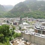 Piso de lujo en el Vilars. Elegante y amplio piso en venta en la parroquia de Escaldes-Engordany, en Els Vilars Andorra La Clau Group Immobiliaria. Una de las áreas de más prestigio de andorra y de las más cotizadas. Situado en pleno centro del Principado, con todos los servicios y comercios a su alcance, sin necesidad de utilizar su propio vehículo para desplazarse por el centro de Andorra la Vella. https://www.andorralaclaugroup.com/ Magnífico piso de 312 m2 en una sola planta, con una fantástica terraza con zona chill-out, de 60 m2, con vistas inmejorables sobre Escaldes Andorra y un práctico jacuzzi donde poder relajarse observando el entorno que le rodea. Parte de la terraza tiene la posibilidad de interiorizarse, convertirse en una agradable veranda, en los meses de invierno. https://www.andorralaclaugroup.com/ Su distribución interior está creada para disfrutar de toda la superfície en un ambiente único; distribuido en un amplio salón comedor con chimenea con funcionamiento a pellet y cristales tipo climalit aislantes de sonido y temperatura; una amplia y majestuosa habitación máster suite con vestidor y terraza, baño completo con mármoles calefactados a medida y ducha de hidromasaje cromoterapia; una espaciosa habitación doble, convertida actualmente en sala de estar, y una tercera habitación destinada a despacho con terraza y vistas sensacionales. Un segundo baño completo de lujo y un aseo de cortesía completan este magnífico inmueble, así como, una espectacular cocina de diseño en color marfil con isla central, confeccionada en mármol color negro, ideal para los amantes de la cocina profesional. LA CLAU GROUP ANDORRA IMMOBILIARIA andorra@laclaugroup.com - https://www.andorralaclaugroup.com 00 376 726 746 - C/ Verge del Pilar, 8 Andorra la Vella (Andorra) AD-500