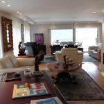 Piso de lujo en el Vilars. Elegante y amplio piso en venta en la parroquia de Escaldes-Engordany, en Els Vilars Andorra La Clau Group Immobiliaria. Una de las áreas de más prestigio de andorra y de las más cotizadas. Situado en pleno centro del Principado, con todos los servicios y comercios a su alcance, sin necesidad de utilizar su propio vehículo para desplazarse por el centro de Andorra la Vella. https://www.andorralaclaugroup.com/ Magnífico piso de 312 m2 en una sola planta, con una fantástica terraza con zona chill-out, de 60 m2, con vistas inmejorables sobre Escaldes Andorra y un práctico jacuzzi donde poder relajarse observando el entorno que le rodea. Parte de la terraza tiene la posibilidad de interiorizarse, convertirse en una agradable veranda, en los meses de invierno. https://www.andorralaclaugroup.com/ Su distribución interior está creada para disfrutar de toda la superfície en un ambiente único; distribuido en un amplio salón comedor con chimenea con funcionamiento a pellet y cristales tipo climalit aislantes de sonido y temperatura; una amplia y majestuosa habitación máster suite con vestidor y terraza, baño completo con mármoles calefactados a medida y ducha de hidromasaje cromoterapia; una espaciosa habitación doble, convertida actualmente en sala de estar, y una tercera habitación destinada a despacho con terraza y vistas sensacionales. Un segundo baño completo de lujo y un aseo de cortesía completan este magnífico inmueble, así como, una espectacular cocina de diseño en color marfil con isla central, confeccionada en mármol color negro, ideal para los amantes de la cocina profesional. LA CLAU GROUP ANDORRA IMMOBILIARIA andorra@laclaugroup.com - https://www.andorralaclaugroup.com 00 376 726 746 - C/ Verge del Pilar, 8 Andorra la Vella (Andorra) AD-500