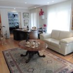 Piso de lujo en el Vilars. Elegante y amplio piso en venta en la parroquia de Escaldes-Engordany, en Els Vilars Andorra La Clau Group Immobiliaria. Una de las áreas de más prestigio de andorra y de las más cotizadas. Situado en pleno centro del Principado, con todos los servicios y comercios a su alcance, sin necesidad de utilizar su propio vehículo para desplazarse por el centro de Andorra la Vella. https://www.andorralaclaugroup.com/ Magnífico piso de 312 m2 en una sola planta, con una fantástica terraza con zona chill-out, de 60 m2, con vistas inmejorables sobre Escaldes Andorra y un práctico jacuzzi donde poder relajarse observando el entorno que le rodea. Parte de la terraza tiene la posibilidad de interiorizarse, convertirse en una agradable veranda, en los meses de invierno. https://www.andorralaclaugroup.com/ Su distribución interior está creada para disfrutar de toda la superfície en un ambiente único; distribuido en un amplio salón comedor con chimenea con funcionamiento a pellet y cristales tipo climalit aislantes de sonido y temperatura; una amplia y majestuosa habitación máster suite con vestidor y terraza, baño completo con mármoles calefactados a medida y ducha de hidromasaje cromoterapia; una espaciosa habitación doble, convertida actualmente en sala de estar, y una tercera habitación destinada a despacho con terraza y vistas sensacionales. Un segundo baño completo de lujo y un aseo de cortesía completan este magnífico inmueble, así como, una espectacular cocina de diseño en color marfil con isla central, confeccionada en mármol color negro, ideal para los amantes de la cocina profesional. LA CLAU GROUP ANDORRA IMMOBILIARIA andorra@laclaugroup.com - https://www.andorralaclaugroup.com 00 376 726 746 - C/ Verge del Pilar, 8 Andorra la Vella (Andorra) AD-500