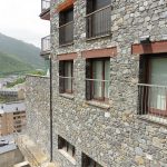 Piso de lujo en el Vilars. Elegante y amplio piso en venta en la parroquia de Escaldes-Engordany, en Els Vilars Andorra La Clau Group Immobiliaria. Una de las áreas de más prestigio de andorra y de las más cotizadas. Situado en pleno centro del Principado, con todos los servicios y comercios a su alcance, sin necesidad de utilizar su propio vehículo para desplazarse por el centro de Andorra la Vella. https://www.andorralaclaugroup.com/ Magnífico piso de 312 m2 en una sola planta, con una fantástica terraza con zona chill-out, de 60 m2, con vistas inmejorables sobre Escaldes Andorra y un práctico jacuzzi donde poder relajarse observando el entorno que le rodea. Parte de la terraza tiene la posibilidad de interiorizarse, convertirse en una agradable veranda, en los meses de invierno. https://www.andorralaclaugroup.com/ Su distribución interior está creada para disfrutar de toda la superfície en un ambiente único; distribuido en un amplio salón comedor con chimenea con funcionamiento a pellet y cristales tipo climalit aislantes de sonido y temperatura; una amplia y majestuosa habitación máster suite con vestidor y terraza, baño completo con mármoles calefactados a medida y ducha de hidromasaje cromoterapia; una espaciosa habitación doble, convertida actualmente en sala de estar, y una tercera habitación destinada a despacho con terraza y vistas sensacionales. Un segundo baño completo de lujo y un aseo de cortesía completan este magnífico inmueble, así como, una espectacular cocina de diseño en color marfil con isla central, confeccionada en mármol color negro, ideal para los amantes de la cocina profesional. LA CLAU GROUP ANDORRA IMMOBILIARIA andorra@laclaugroup.com - https://www.andorralaclaugroup.com 00 376 726 746 - C/ Verge del Pilar, 8 Andorra la Vella (Andorra) AD-500