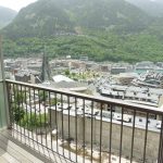 Piso de lujo en el Vilars. Elegante y amplio piso en venta en la parroquia de Escaldes-Engordany, en Els Vilars Andorra La Clau Group Immobiliaria. Una de las áreas de más prestigio de andorra y de las más cotizadas. Situado en pleno centro del Principado, con todos los servicios y comercios a su alcance, sin necesidad de utilizar su propio vehículo para desplazarse por el centro de Andorra la Vella. https://www.andorralaclaugroup.com/ Magnífico piso de 312 m2 en una sola planta, con una fantástica terraza con zona chill-out, de 60 m2, con vistas inmejorables sobre Escaldes Andorra y un práctico jacuzzi donde poder relajarse observando el entorno que le rodea. Parte de la terraza tiene la posibilidad de interiorizarse, convertirse en una agradable veranda, en los meses de invierno. https://www.andorralaclaugroup.com/ Su distribución interior está creada para disfrutar de toda la superfície en un ambiente único; distribuido en un amplio salón comedor con chimenea con funcionamiento a pellet y cristales tipo climalit aislantes de sonido y temperatura; una amplia y majestuosa habitación máster suite con vestidor y terraza, baño completo con mármoles calefactados a medida y ducha de hidromasaje cromoterapia; una espaciosa habitación doble, convertida actualmente en sala de estar, y una tercera habitación destinada a despacho con terraza y vistas sensacionales. Un segundo baño completo de lujo y un aseo de cortesía completan este magnífico inmueble, así como, una espectacular cocina de diseño en color marfil con isla central, confeccionada en mármol color negro, ideal para los amantes de la cocina profesional. LA CLAU GROUP ANDORRA IMMOBILIARIA andorra@laclaugroup.com - https://www.andorralaclaugroup.com 00 376 726 746 - C/ Verge del Pilar, 8 Andorra la Vella (Andorra) AD-500