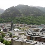 Piso de lujo en el Vilars. Elegante y amplio piso en venta en la parroquia de Escaldes-Engordany, en Els Vilars Andorra La Clau Group Immobiliaria. Una de las áreas de más prestigio de andorra y de las más cotizadas. Situado en pleno centro del Principado, con todos los servicios y comercios a su alcance, sin necesidad de utilizar su propio vehículo para desplazarse por el centro de Andorra la Vella. https://www.andorralaclaugroup.com/ Magnífico piso de 312 m2 en una sola planta, con una fantástica terraza con zona chill-out, de 60 m2, con vistas inmejorables sobre Escaldes Andorra y un práctico jacuzzi donde poder relajarse observando el entorno que le rodea. Parte de la terraza tiene la posibilidad de interiorizarse, convertirse en una agradable veranda, en los meses de invierno. https://www.andorralaclaugroup.com/ Su distribución interior está creada para disfrutar de toda la superfície en un ambiente único; distribuido en un amplio salón comedor con chimenea con funcionamiento a pellet y cristales tipo climalit aislantes de sonido y temperatura; una amplia y majestuosa habitación máster suite con vestidor y terraza, baño completo con mármoles calefactados a medida y ducha de hidromasaje cromoterapia; una espaciosa habitación doble, convertida actualmente en sala de estar, y una tercera habitación destinada a despacho con terraza y vistas sensacionales. Un segundo baño completo de lujo y un aseo de cortesía completan este magnífico inmueble, así como, una espectacular cocina de diseño en color marfil con isla central, confeccionada en mármol color negro, ideal para los amantes de la cocina profesional. LA CLAU GROUP ANDORRA IMMOBILIARIA andorra@laclaugroup.com - https://www.andorralaclaugroup.com 00 376 726 746 - C/ Verge del Pilar, 8 Andorra la Vella (Andorra) AD-500