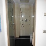 Piso de lujo en el Vilars. Elegante y amplio piso en venta en la parroquia de Escaldes-Engordany, en Els Vilars Andorra La Clau Group Immobiliaria. Una de las áreas de más prestigio de andorra y de las más cotizadas. Situado en pleno centro del Principado, con todos los servicios y comercios a su alcance, sin necesidad de utilizar su propio vehículo para desplazarse por el centro de Andorra la Vella. https://www.andorralaclaugroup.com/ Magnífico piso de 312 m2 en una sola planta, con una fantástica terraza con zona chill-out, de 60 m2, con vistas inmejorables sobre Escaldes Andorra y un práctico jacuzzi donde poder relajarse observando el entorno que le rodea. Parte de la terraza tiene la posibilidad de interiorizarse, convertirse en una agradable veranda, en los meses de invierno. https://www.andorralaclaugroup.com/ Su distribución interior está creada para disfrutar de toda la superfície en un ambiente único; distribuido en un amplio salón comedor con chimenea con funcionamiento a pellet y cristales tipo climalit aislantes de sonido y temperatura; una amplia y majestuosa habitación máster suite con vestidor y terraza, baño completo con mármoles calefactados a medida y ducha de hidromasaje cromoterapia; una espaciosa habitación doble, convertida actualmente en sala de estar, y una tercera habitación destinada a despacho con terraza y vistas sensacionales. Un segundo baño completo de lujo y un aseo de cortesía completan este magnífico inmueble, así como, una espectacular cocina de diseño en color marfil con isla central, confeccionada en mármol color negro, ideal para los amantes de la cocina profesional. LA CLAU GROUP ANDORRA IMMOBILIARIA andorra@laclaugroup.com - https://www.andorralaclaugroup.com 00 376 726 746 - C/ Verge del Pilar, 8 Andorra la Vella (Andorra) AD-500