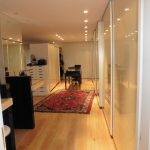 Piso de lujo en el Vilars. Elegante y amplio piso en venta en la parroquia de Escaldes-Engordany, en Els Vilars Andorra La Clau Group Immobiliaria. Una de las áreas de más prestigio de andorra y de las más cotizadas. Situado en pleno centro del Principado, con todos los servicios y comercios a su alcance, sin necesidad de utilizar su propio vehículo para desplazarse por el centro de Andorra la Vella. https://www.andorralaclaugroup.com/ Magnífico piso de 312 m2 en una sola planta, con una fantástica terraza con zona chill-out, de 60 m2, con vistas inmejorables sobre Escaldes Andorra y un práctico jacuzzi donde poder relajarse observando el entorno que le rodea. Parte de la terraza tiene la posibilidad de interiorizarse, convertirse en una agradable veranda, en los meses de invierno. https://www.andorralaclaugroup.com/ Su distribución interior está creada para disfrutar de toda la superfície en un ambiente único; distribuido en un amplio salón comedor con chimenea con funcionamiento a pellet y cristales tipo climalit aislantes de sonido y temperatura; una amplia y majestuosa habitación máster suite con vestidor y terraza, baño completo con mármoles calefactados a medida y ducha de hidromasaje cromoterapia; una espaciosa habitación doble, convertida actualmente en sala de estar, y una tercera habitación destinada a despacho con terraza y vistas sensacionales. Un segundo baño completo de lujo y un aseo de cortesía completan este magnífico inmueble, así como, una espectacular cocina de diseño en color marfil con isla central, confeccionada en mármol color negro, ideal para los amantes de la cocina profesional. LA CLAU GROUP ANDORRA IMMOBILIARIA andorra@laclaugroup.com - https://www.andorralaclaugroup.com 00 376 726 746 - C/ Verge del Pilar, 8 Andorra la Vella (Andorra) AD-500