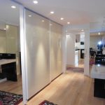Piso de lujo en el Vilars. Elegante y amplio piso en venta en la parroquia de Escaldes-Engordany, en Els Vilars Andorra La Clau Group Immobiliaria. Una de las áreas de más prestigio de andorra y de las más cotizadas. Situado en pleno centro del Principado, con todos los servicios y comercios a su alcance, sin necesidad de utilizar su propio vehículo para desplazarse por el centro de Andorra la Vella. https://www.andorralaclaugroup.com/ Magnífico piso de 312 m2 en una sola planta, con una fantástica terraza con zona chill-out, de 60 m2, con vistas inmejorables sobre Escaldes Andorra y un práctico jacuzzi donde poder relajarse observando el entorno que le rodea. Parte de la terraza tiene la posibilidad de interiorizarse, convertirse en una agradable veranda, en los meses de invierno. https://www.andorralaclaugroup.com/ Su distribución interior está creada para disfrutar de toda la superfície en un ambiente único; distribuido en un amplio salón comedor con chimenea con funcionamiento a pellet y cristales tipo climalit aislantes de sonido y temperatura; una amplia y majestuosa habitación máster suite con vestidor y terraza, baño completo con mármoles calefactados a medida y ducha de hidromasaje cromoterapia; una espaciosa habitación doble, convertida actualmente en sala de estar, y una tercera habitación destinada a despacho con terraza y vistas sensacionales. Un segundo baño completo de lujo y un aseo de cortesía completan este magnífico inmueble, así como, una espectacular cocina de diseño en color marfil con isla central, confeccionada en mármol color negro, ideal para los amantes de la cocina profesional. LA CLAU GROUP ANDORRA IMMOBILIARIA andorra@laclaugroup.com - https://www.andorralaclaugroup.com 00 376 726 746 - C/ Verge del Pilar, 8 Andorra la Vella (Andorra) AD-500