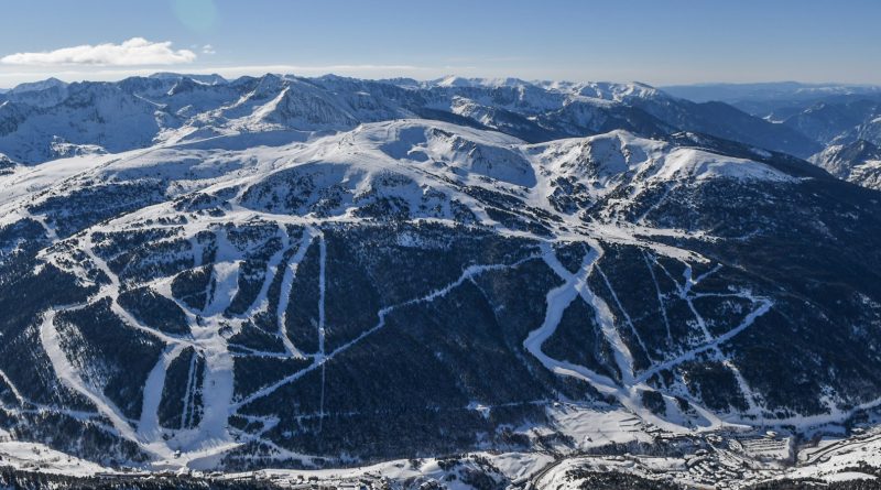 La estación de esquí de Grandvalira aspira a crecer entre un 2 y un 3% esta temporada en días de esquí vendidos, mientras que, en Vallnord, el sector de Pal Arinsal se ha marcado el mismo objetivo y el sector de Arcalís eleva la previsión hasta el 11% de crecimiento. Para lograrlo, han invertido casi 24,5 millones de euros en total, han informado este lunes en rueda de prensa el director de Ordino Arcalís, Xabier Ajona; el director general de Grandvalira-Nevasa, Alfonso Torreño, y el director de Pal Arinsal, Josep Marticella, junto al gerente de Andorra Turisme, Betim Budzaku, durante la presentación de las novedades para el invierno.