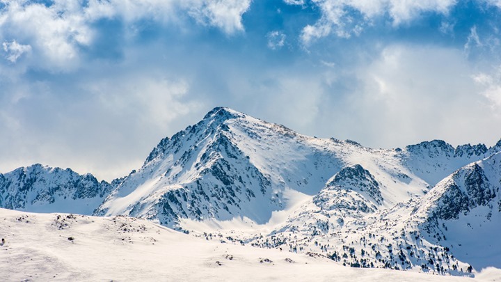 On ne se lasse jamais de nos montagnes recouvertes d'un somptueux manteau blanc en hiver ! ❄️⁠