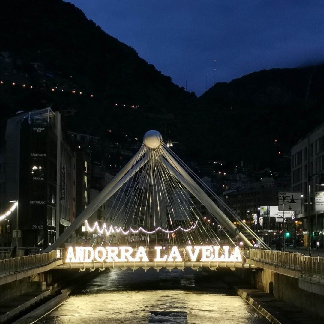 La nuit tombe sur Andorre-la-vieille ? #andorra #andorra #andorrelavieille
