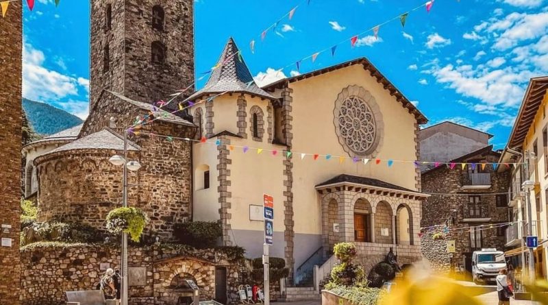 La vieille ville d'Andorre-La-Vieille sous le soleil.