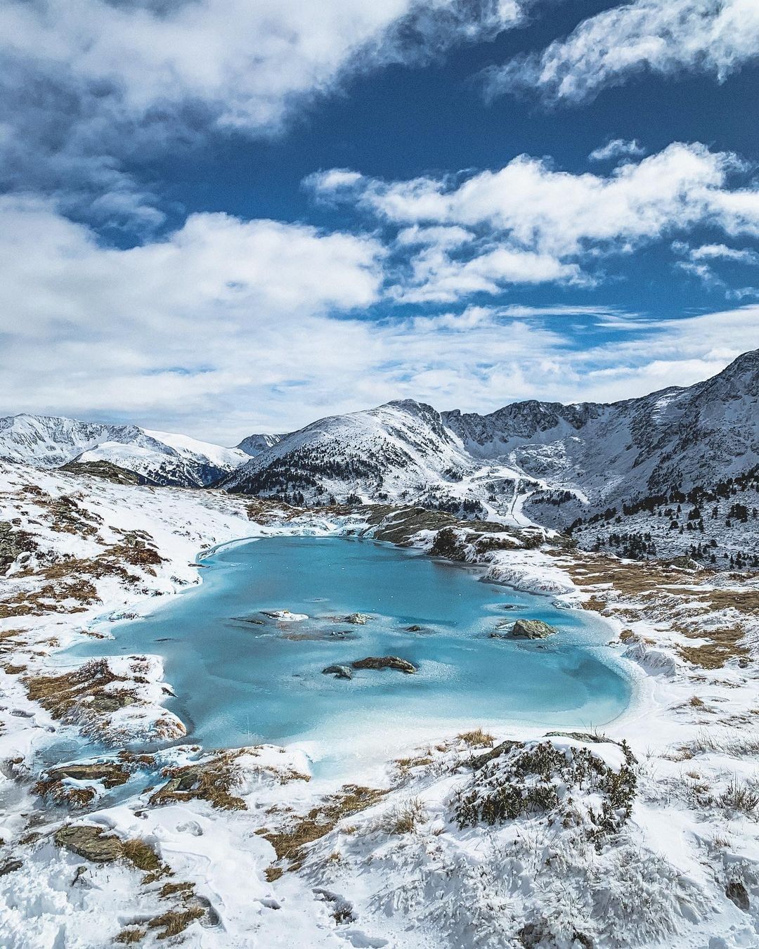 Pourquoi s'installer en Andorre avec SET UP ANDORRA ?  L'Andorre a une qualité de vie qui en fait le lieu de vie idéal. Son environnement naturel assure à Andorre une excellente qualité de l'air 90% du temps, grâce à son emplacement entre les montagnes. Grâce à cela et à d'autres facteurs, l'Andorre est en tête de l'espérance de vie dans le monde.Économie : L’eau Neuve, née au coeur des Pyrénées ariégeoises, 100% éco-responsable