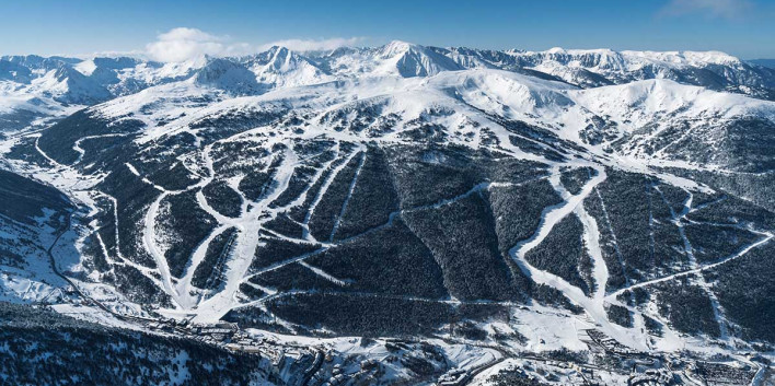 Andorra espera expectant la votació dels Campionats del Món d’esquí alpí 2027. Soldeu El Tarter rivalitza per acollir les finals amb Crans Montana (Suïssa), Garmisch-Partenkirchen (Alemanya) i Narvik (Noruega).  A dos dies de la votació de la seu dels Campionats del Món d’esquí alpí 2027, el Principat d'Andorra aspira a l’elecció amb un projecte nacional compacte i amb propostes innovadores mai executades en un esdeveniment d’aquestes dimensions. L’anunci, que tindrà lloc a Milà aquest dimecres 25 de maig a les 19:30h en el marc del Congrés anual de la Federació Internacional d’Esquí, es podrà seguir en live streaming des del web d’Andorra Televisió i des del canal Youtube de la FIS. https://www.diaridelaneu.cat/noticia/12059/andorra-espera-expectant-la-votacio-dels-campionats-del-mon-desqui-alpi-2027?fbclid=IwAR0FSASkxwBwUXK-OeC0-0hOEuDdH_2TTv-JYOzMVhf9UUoe8qdyOpcDCZ4