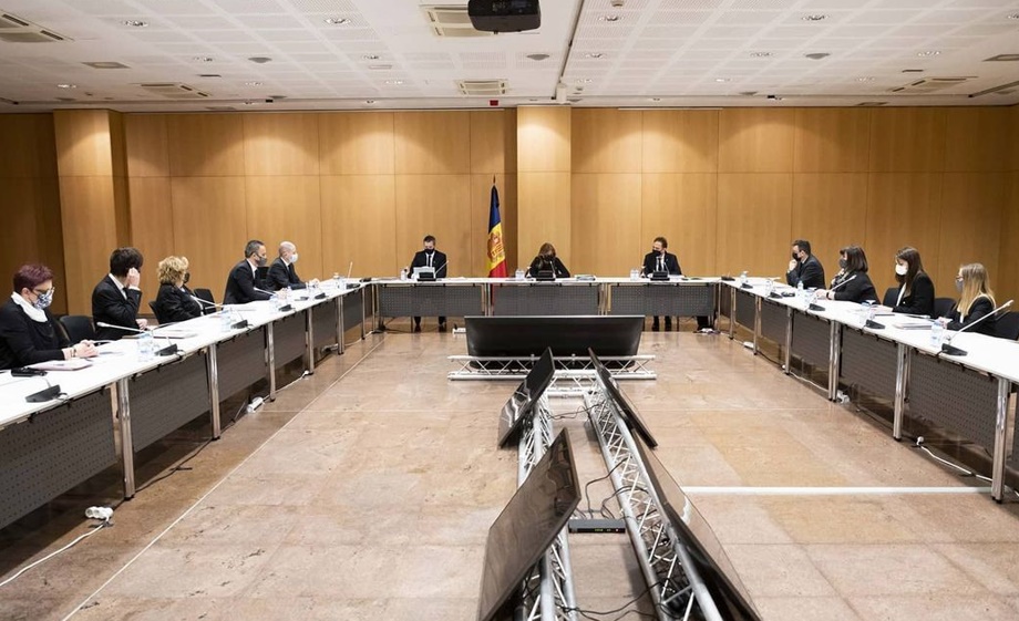 Aquesta tarda s'ha celebrat sessió ordinària de Consell de Comú amb un record per al primer cònsol major d'Andorra la Vella, Antoni Puigdellívol, traspassat ahir als 74 anys. Tots els acords presos a andorralavella.ad