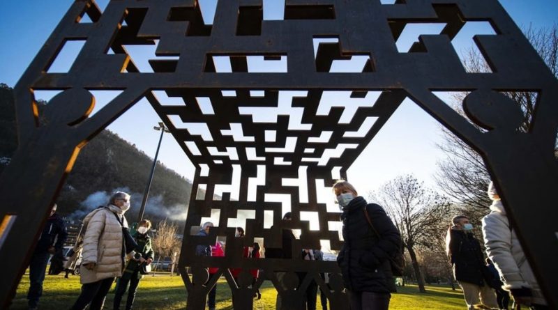 El Parc Central té des d'avui una escultura obra de @nereaaixas que homenatja els voluntaris