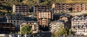 GESTORIA ANDORRA Agence immobilière en Andorre. Agence d'investissement et de conseil en résidence passive en Andorre. RÉSIDENCE PASSIVE EN ANDORRE. COMMENT OBTENIR UNE RÉSIDENCE PASSIVE EN ANDORRE ? Une série de conditions et d’obligations sont requises pour acquérir la résidence passive andorrane. Nous vous conseillons et vous expliquons toutes les démarches nécessaires pour acquérir ou renouveler la Résidence Passive Andorrane. Démarches d'obtention et de renouvellement des titres de séjour pour motifs d'intérêt scientifique et sportif. Démarches d'obtention et de renouvellement de logements sans activité rentable. Traitement d'obtention et de renouvellement des titres de séjour pour les professionnels ayant une exposition internationale. Conseil et traitement d'investissement en actifs pour les résidents sans activité lucrative. Traitement de la radiation d'un résident devant l'Administration en cas de radiation volontaire ou pour cause de décès ou autres. Notre solide expérience et notre traitement personnalisé nous ont permis d'être une société immobilière de prestige. Nous offrons une attention spécialisée pour trouver la maison de vos rêves pour tout type de résidents passifs. Nous régissons et administrons des propriétés en Andorre pour les résidents passifs et actifs. Nous vousproposons une gamme variée de produits immobiliers à vendre ou à louer. Fiscalité et Comptabilité Andorre. L'impôt sur les sociétés est un impôt à caractère direct et personnel qui impose les revenus des personnes morales conformément aux règles établies dans la loi réglementaire. La période fiscale coïncide avec l’exercice social de l’entité et ne peut pas excéder douze mois. Au cas où l'année sociale serait plus longue, le délai prend fin au bout de douze mois. La base fiscale est calculée en corrigeant le résultat comptable. Le taux général d'imposition en Andorre est de 10%. Le taux d'imposition est le montant résultant de l'application du taux d'imposition à la base imposable. Un impôt réduit s'applique aux entreprises d’Andorre qui réalisent une exploitation internationale d'actifs incorporels, à celles qui interviennent dans le commerce international et à celles qui effectuent une gestion financière et des investissements intergroupe. La double imposition en Andorre avec la France et l’Espagne interne et internationale sur les parts des bénéfices d'autres entités est éliminée et des déductions sont établies en cas de double imposition, pour la création d'emplois et pour l'investissement. En septembre, les contribuables en Andorre doivent effectuer un acompte au titre du règlement correspondant à la période fiscale en cours au 1ᵉʳ septembre. Les contribuables à l'impôt sur les sociétés en Andorre doivent disposer d'un numéro d'immatriculation fiscale, qu'ils doivent demander s'ils n'en possèdent pas déjà un comme contribuables indirects. Dès la première année d’application de la taxe, les contribuables en Andorre en bénéficient d’une réduction de 50 % sur les frais de règlement. Pour les assujettis qui s'installent comme nouveaux entrepreneurs d'une nouvelle entreprise ou activité professionnelle et qui disposent d'un revenu inférieur à 100 000 euros, le type d'impôt applicable pendant les trois premières années d'activité est le suivant : 5 % pour les parties de l'assiette fiscale comprise de 0 à 50 000 euros. 10% pour la base fiscale restante. Cet abattement fiscal ne peut pas être appliqué aux contribuables qui exercent ou ont exercé tout type d'activité, soit directement, soit par l'intermédiaire d'une société. El preu dels pisos puja un 15% i ja supera els 3.000 euros per metre quadrat