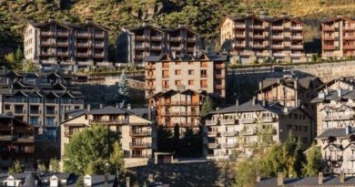 GESTORIA ANDORRA Agence immobilière en Andorre. Agence d'investissement et de conseil en résidence passive en Andorre. RÉSIDENCE PASSIVE EN ANDORRE. COMMENT OBTENIR UNE RÉSIDENCE PASSIVE EN ANDORRE ? Une série de conditions et d’obligations sont requises pour acquérir la résidence passive andorrane. Nous vous conseillons et vous expliquons toutes les démarches nécessaires pour acquérir ou renouveler la Résidence Passive Andorrane. Démarches d'obtention et de renouvellement des titres de séjour pour motifs d'intérêt scientifique et sportif. Démarches d'obtention et de renouvellement de logements sans activité rentable. Traitement d'obtention et de renouvellement des titres de séjour pour les professionnels ayant une exposition internationale. Conseil et traitement d'investissement en actifs pour les résidents sans activité lucrative. Traitement de la radiation d'un résident devant l'Administration en cas de radiation volontaire ou pour cause de décès ou autres. Notre solide expérience et notre traitement personnalisé nous ont permis d'être une société immobilière de prestige. Nous offrons une attention spécialisée pour trouver la maison de vos rêves pour tout type de résidents passifs. Nous régissons et administrons des propriétés en Andorre pour les résidents passifs et actifs. Nous vousproposons une gamme variée de produits immobiliers à vendre ou à louer. Fiscalité et Comptabilité Andorre. L'impôt sur les sociétés est un impôt à caractère direct et personnel qui impose les revenus des personnes morales conformément aux règles établies dans la loi réglementaire. La période fiscale coïncide avec l’exercice social de l’entité et ne peut pas excéder douze mois. Au cas où l'année sociale serait plus longue, le délai prend fin au bout de douze mois. La base fiscale est calculée en corrigeant le résultat comptable. Le taux général d'imposition en Andorre est de 10%. Le taux d'imposition est le montant résultant de l'application du taux d'imposition à la base imposable. Un impôt réduit s'applique aux entreprises d’Andorre qui réalisent une exploitation internationale d'actifs incorporels, à celles qui interviennent dans le commerce international et à celles qui effectuent une gestion financière et des investissements intergroupe. La double imposition en Andorre avec la France et l’Espagne interne et internationale sur les parts des bénéfices d'autres entités est éliminée et des déductions sont établies en cas de double imposition, pour la création d'emplois et pour l'investissement. En septembre, les contribuables en Andorre doivent effectuer un acompte au titre du règlement correspondant à la période fiscale en cours au 1ᵉʳ septembre. Les contribuables à l'impôt sur les sociétés en Andorre doivent disposer d'un numéro d'immatriculation fiscale, qu'ils doivent demander s'ils n'en possèdent pas déjà un comme contribuables indirects. Dès la première année d’application de la taxe, les contribuables en Andorre en bénéficient d’une réduction de 50 % sur les frais de règlement. Pour les assujettis qui s'installent comme nouveaux entrepreneurs d'une nouvelle entreprise ou activité professionnelle et qui disposent d'un revenu inférieur à 100 000 euros, le type d'impôt applicable pendant les trois premières années d'activité est le suivant : 5 % pour les parties de l'assiette fiscale comprise de 0 à 50 000 euros. 10% pour la base fiscale restante. Cet abattement fiscal ne peut pas être appliqué aux contribuables qui exercent ou ont exercé tout type d'activité, soit directement, soit par l'intermédiaire d'une société. El preu dels pisos puja un 15% i ja supera els 3.000 euros per metre quadrat